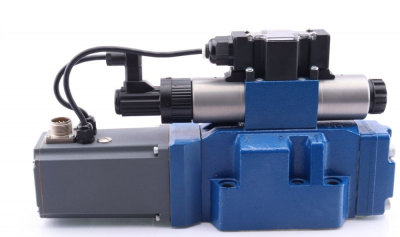 4WRTE16V125L-4X/6EG24K31/A1M - Пропорциональный быстродействующий распределитель с обратной связью по положению золотника и со встроенным усилителем (OBE), Ду16, A1 = ±10 В, номинальный расход 125 л/мин, схема V, каналы управления X и Y = внешние